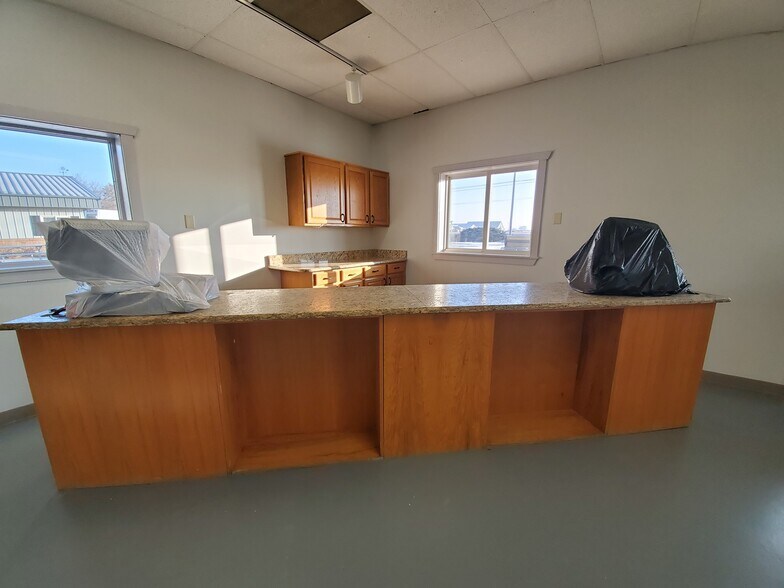 More Photos Of 1804 N Towanda Barnes Rd, Bloomington Flex For Lease
