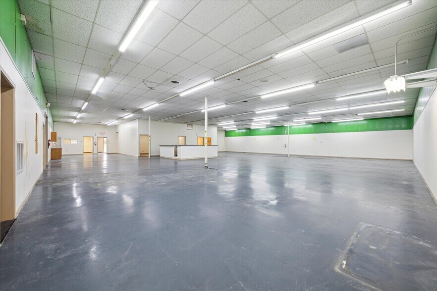 More Photos Of 8621 Hwy 6, Hitchcock Manufacturing For Sale