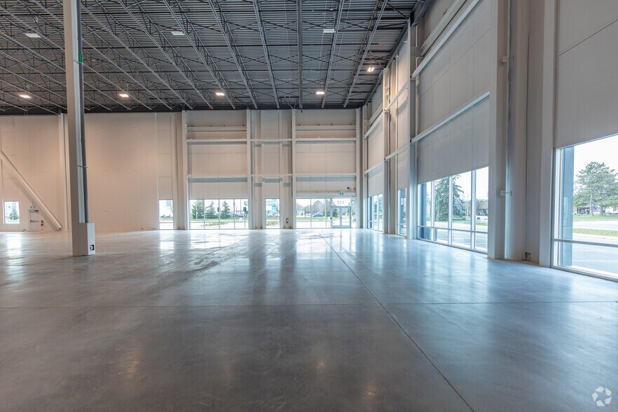 More Photos Of 112 E Beaver Creek Rd, Richmond Hill Warehouse For Lease