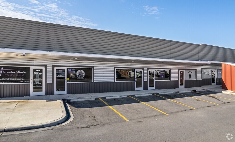 More Photos Of 6923 W Loop 1604, San Antonio Self Storage For Lease