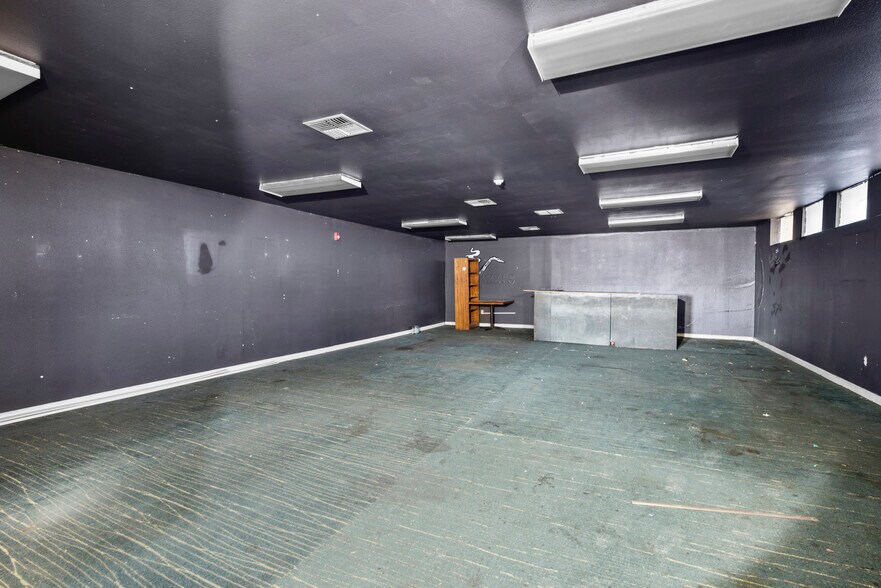 More Photos Of 930 SE Pioneer Way, Oak Harbor General Retail For Sale