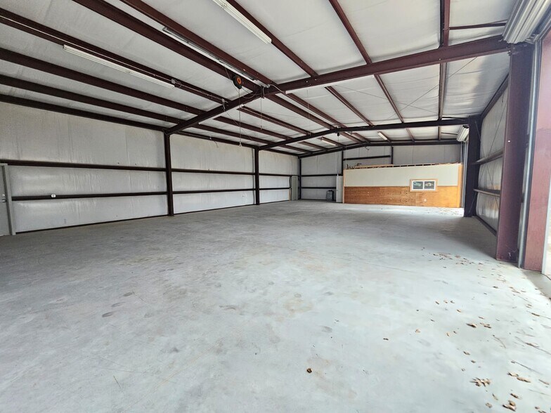 More Photos Of 923 Weisinger Dr, Magnolia Warehouse For Lease