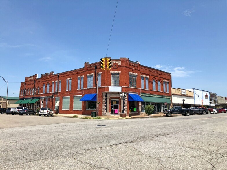 More Photos Of 101 N Broadway St, Hugo Freestanding For Lease