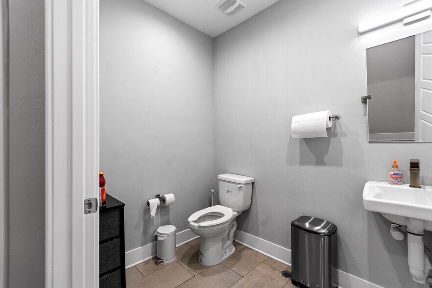 More Photos Of 2720 NW 6th St, Gainesville Medical For Lease