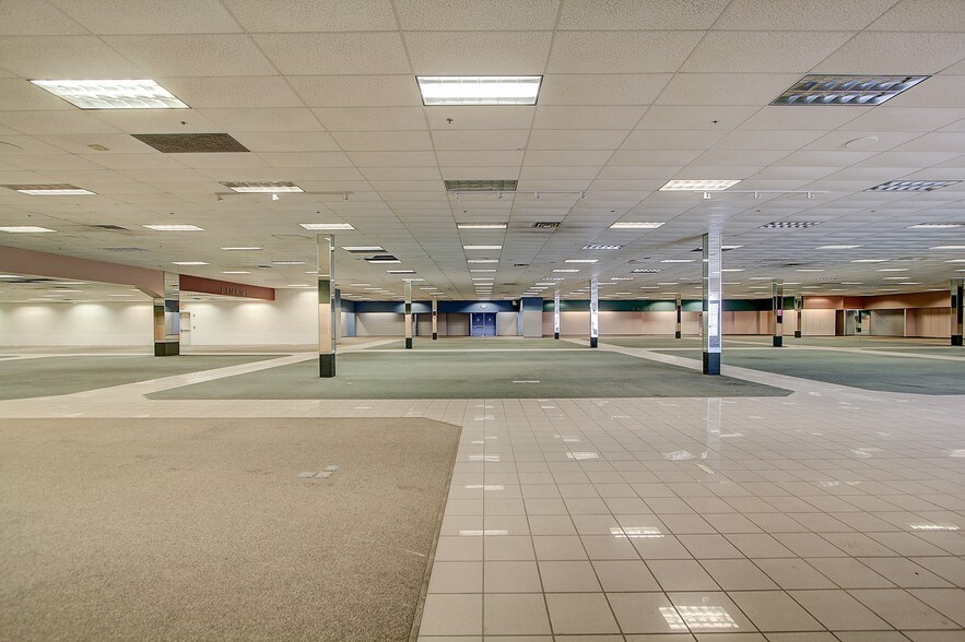 More Photos Of 8615-8665 W Brown Deer Rd, Milwaukee General Retail For Lease