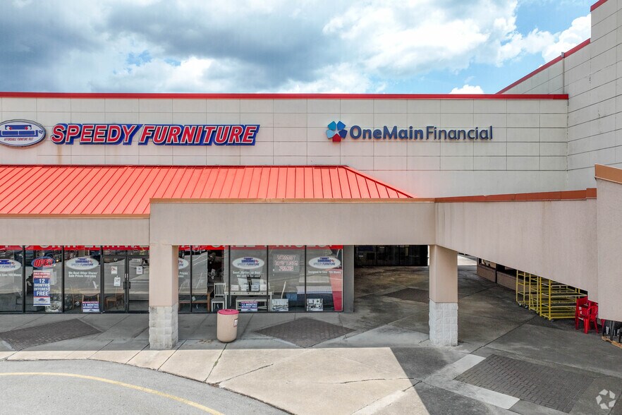 More Photos Of 200-300 Hillcrest Shopping Ctr, New Kensington Unknown For Lease