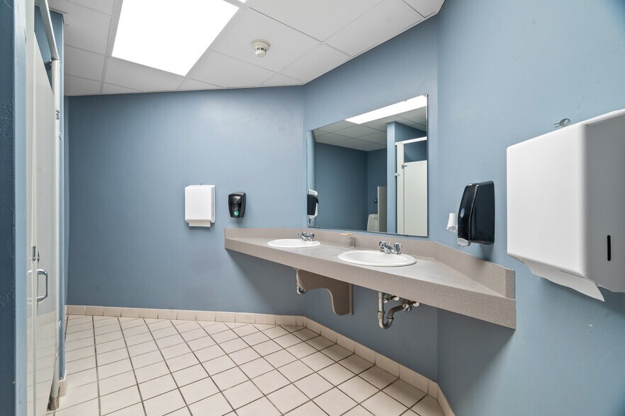 More Photos Of 566 Redbird Cir, De Pere Office For Lease