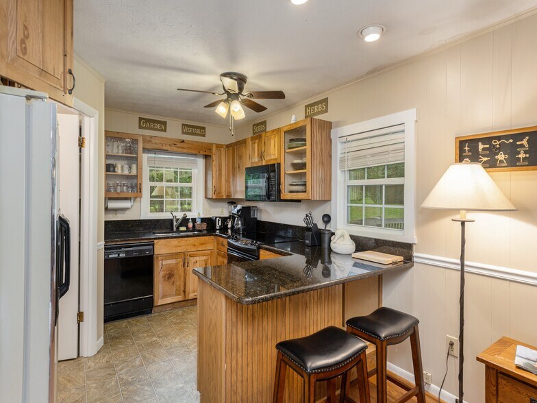 More Photos Of 8826 Boylston Hwy, Mills River Flex For Sale