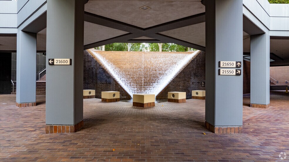 More Photos Of 21600 Oxnard St, Woodland Hills Office For Lease