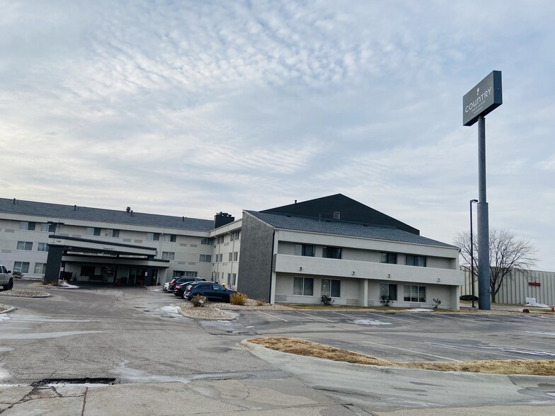 More Photos Of 1301 W Bond Cir, Lincoln Hotel For Sale