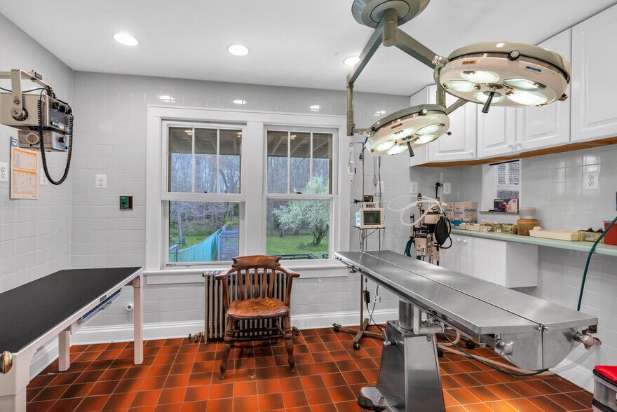 More Photos Of 261 Rt 34, Colts Neck Veterinarian Kennel For Sale