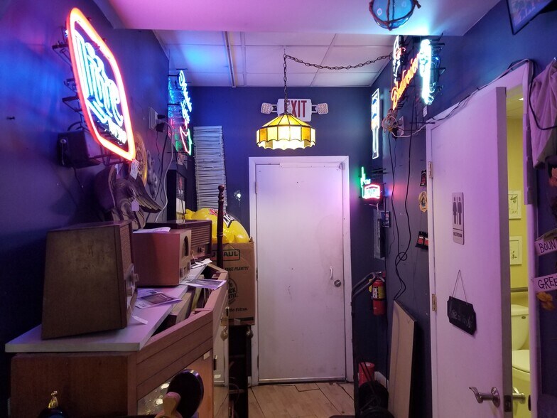 More Photos Of 905-909 Central Ave, Saint Petersburg Storefront For Lease