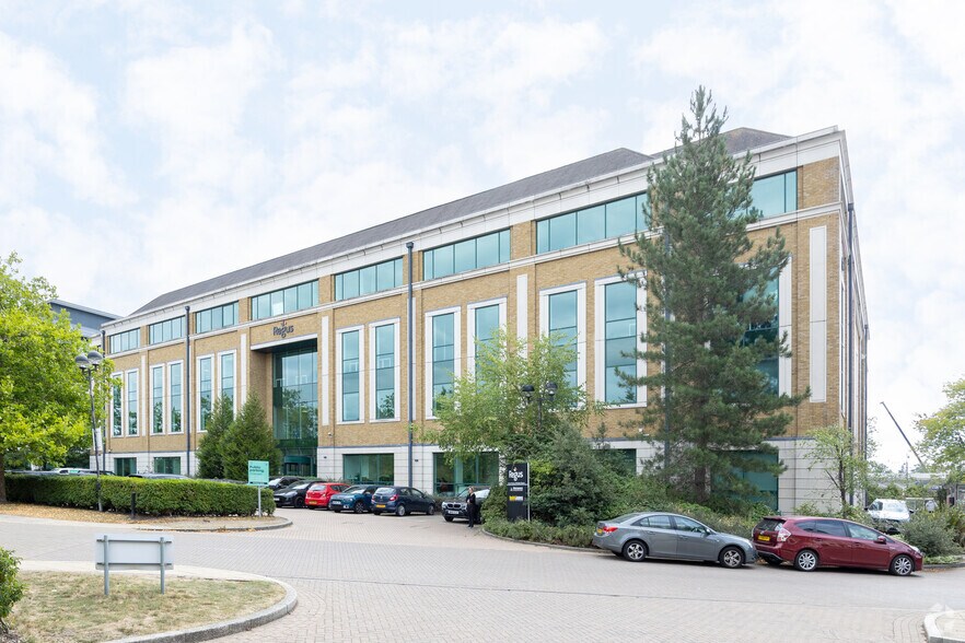 More Photos Of 2 Arlington Sq, Bracknell Coworking Space