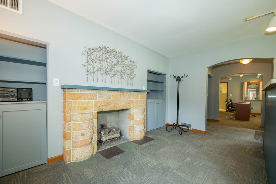 More Photos Of 950 W Jefferson St, Franklin Medical For Lease