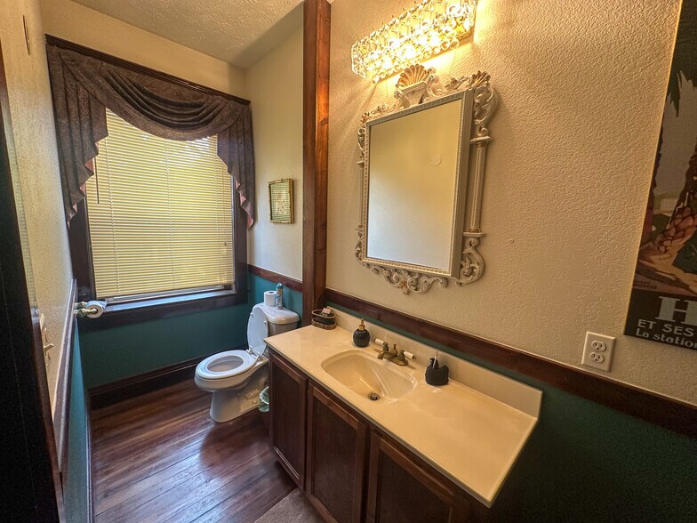 More Photos Of 211 W Kansas St, Crofton Hotel For Sale