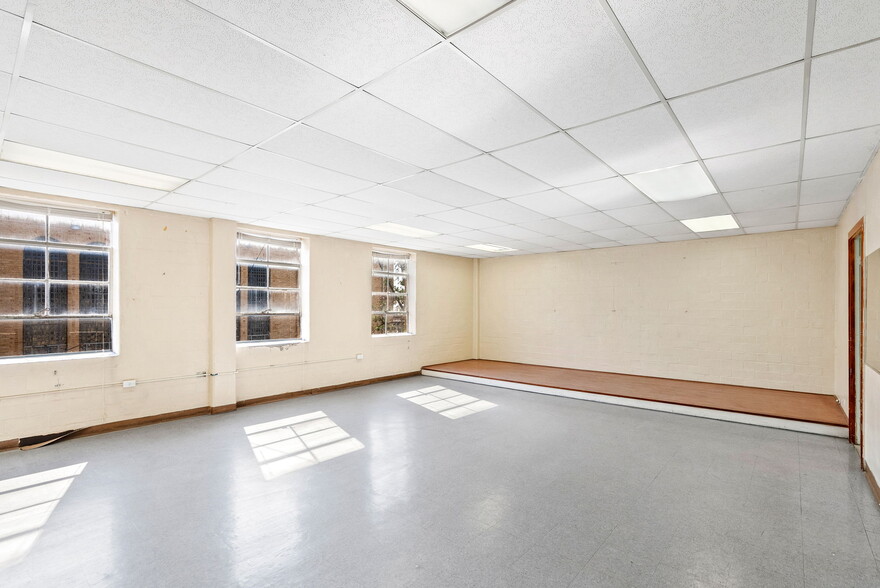 More Photos Of 1701 W Woodlawn Ave, San Antonio Religious Facility For Sale