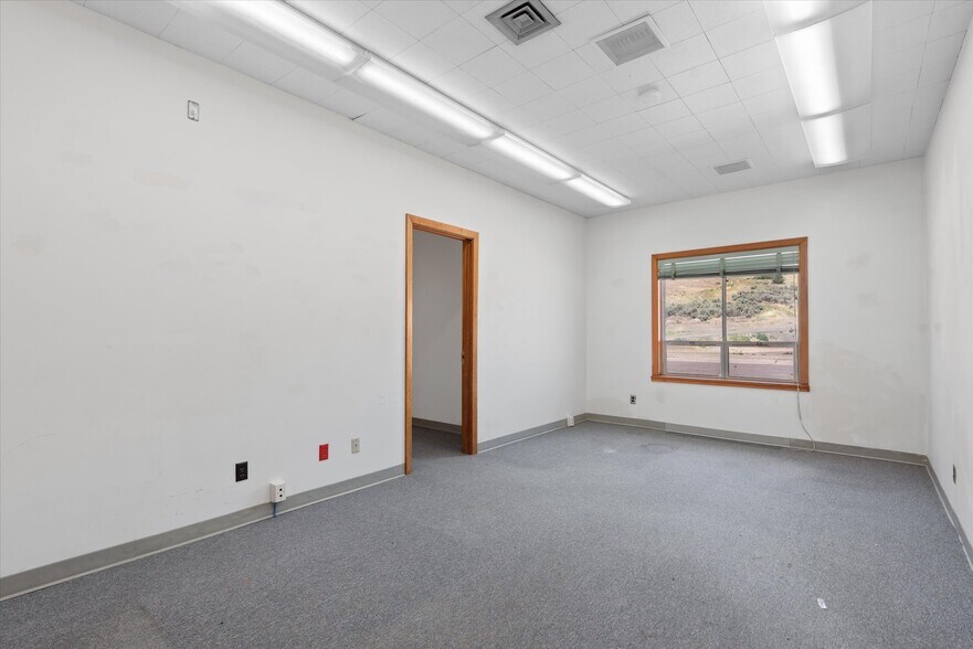 More Photos Of 1050 S Bridge St, Baker City Office For Sale