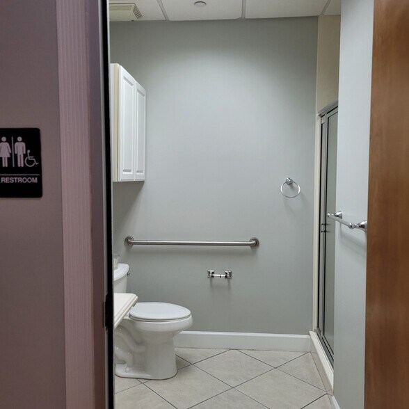 More Photos Of 7751 Kingspointe Pky, Orlando Light Distribution For Lease