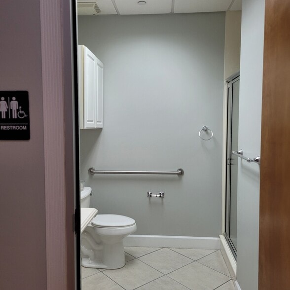 More Photos Of 7751 Kingspointe Pky, Orlando Light Distribution For Lease