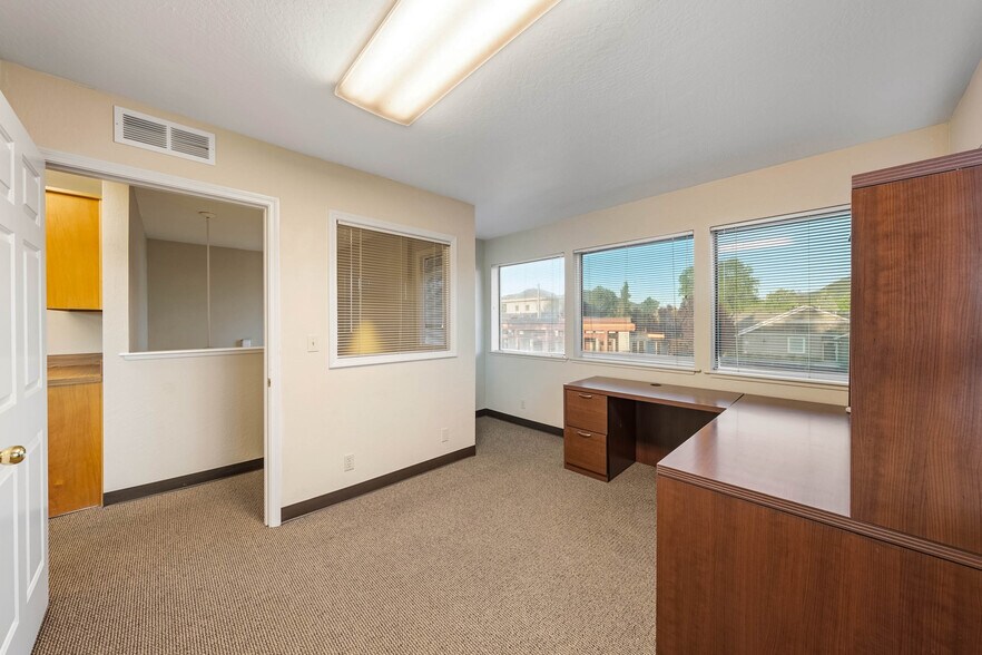More Photos Of 735 SE 7th St, Grants Pass Office For Sale
