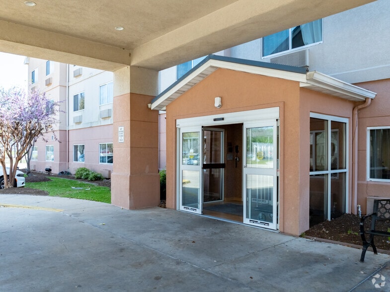 More Photos Of 2400 W Sam Houston Pky S, Houston Hotel For Sale