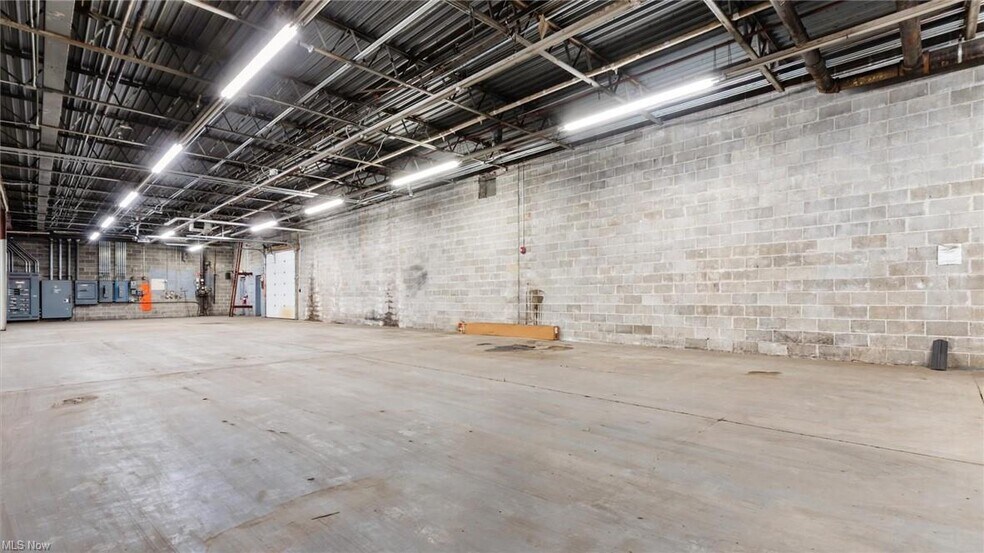 More Photos Of 2411 E Wheeling Ave, Cambridge Warehouse For Lease