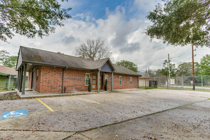 More Photos Of 5905 Treaschwig Rd, Spring Office For Lease