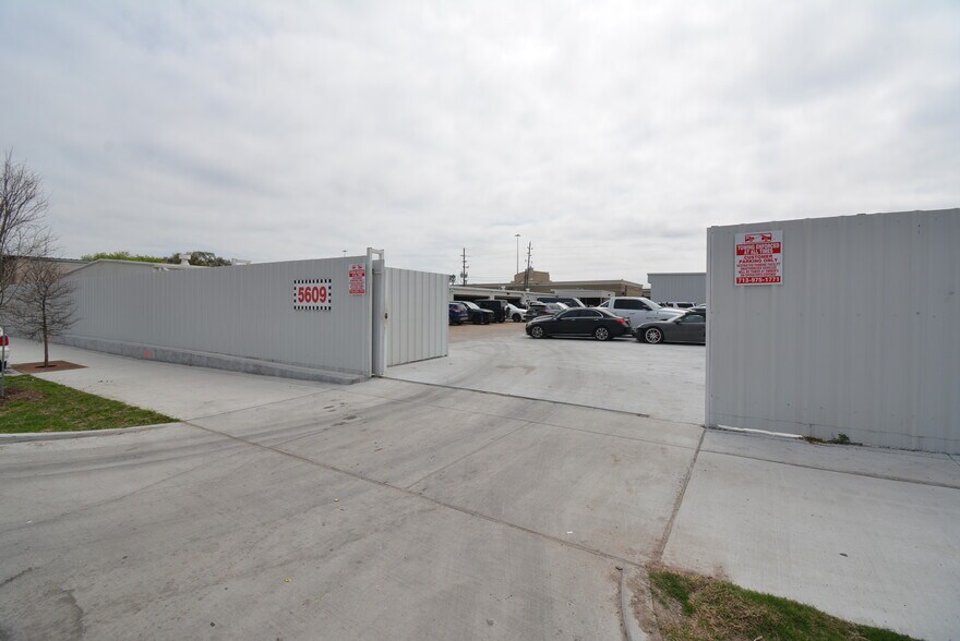 More Photos Of 5610-5613 Southwest Fwy, Houston Mixed Retail For Lease