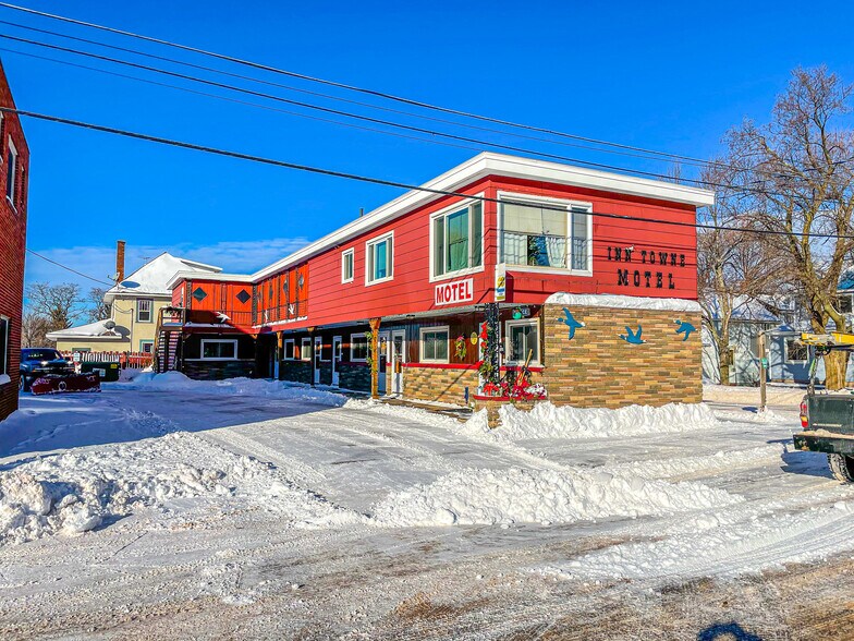 Primary Photo Of 314 Chippewa St, Ontonagon Hotel For Sale