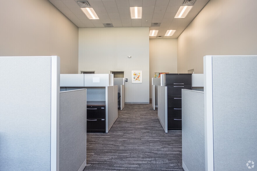 More Photos Of 4701 NW Urbandale Dr, Urbandale Light Distribution For Lease