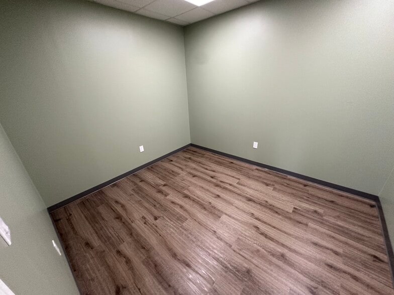 More Photos Of 1209-1215 N FM 3083 Rd E, Conroe Warehouse For Lease