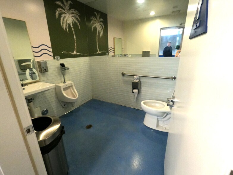 More Photos Of 72 62nd Pl, Long Beach Restaurant For Sale