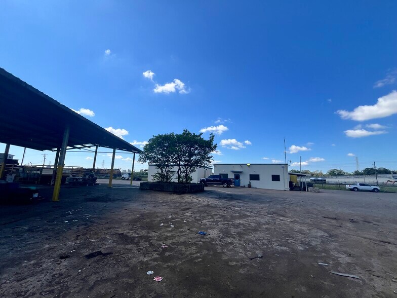More Photos Of 513 Moffet Rd, Clute Warehouse For Sale