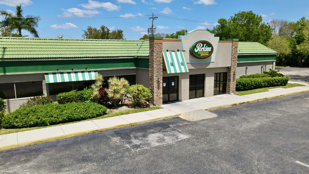 Primary Photo Of 4335 Tamiami Trl E, Naples Restaurant For Lease