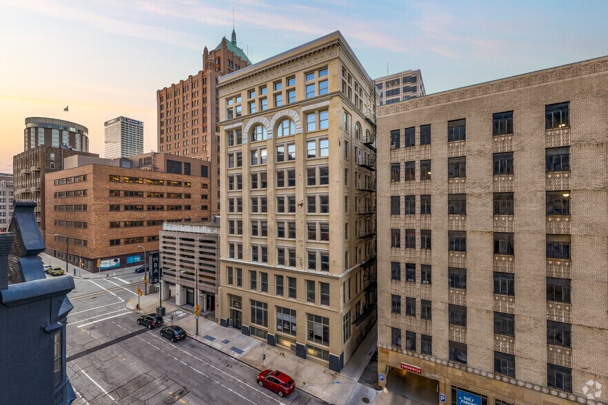More Photos Of 225 E Mason St, Milwaukee Office Residential For Sale