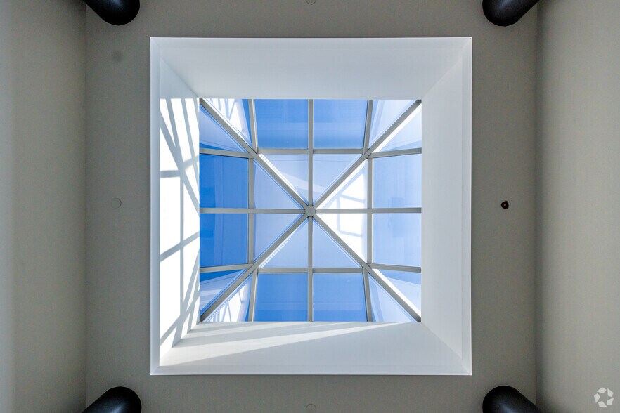 More Photos Of 7711 E Pleasant Valley Rd, Independence Showroom For Sale