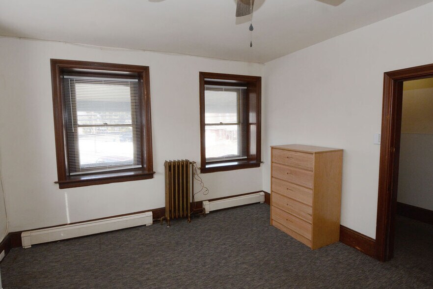 More Photos Of 101 S Main St, Richlandtown Restaurant For Sale