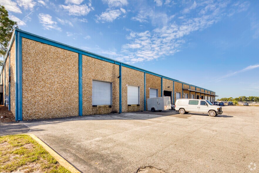 More Photos Of 5500-5550 Airport Blvd, Tampa Warehouse For Lease