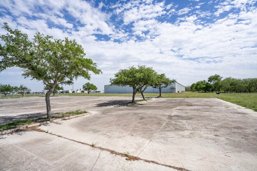 More Photos Of 5806 E Grimes Ave, Harlingen Manufacturing For Lease