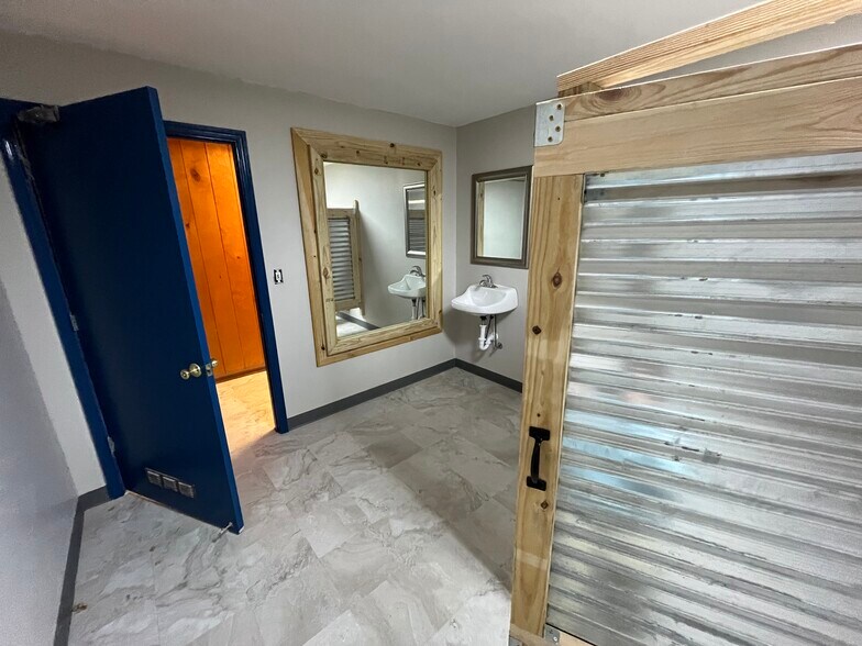 More Photos Of 1651 Holland St, West Columbia Warehouse For Lease