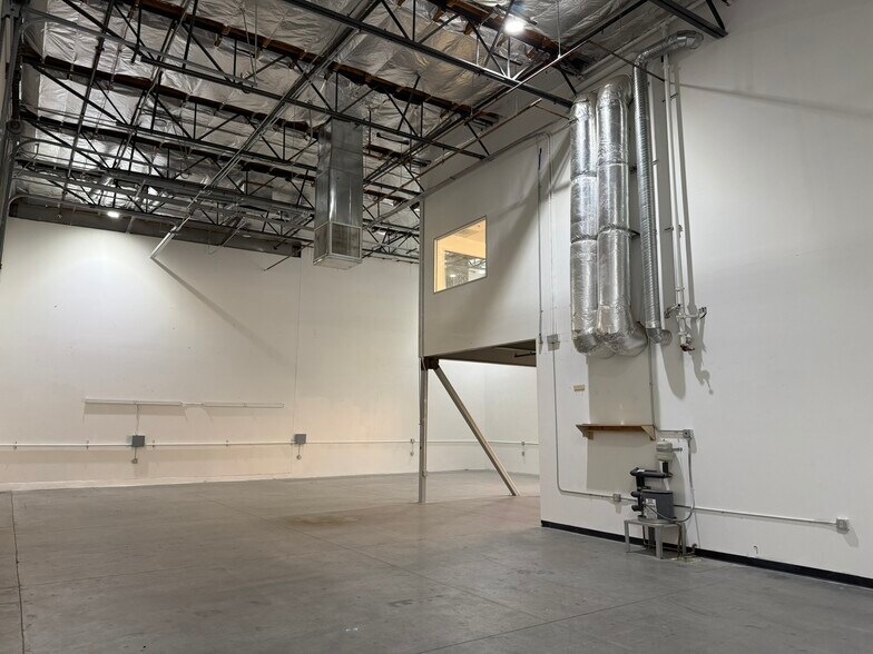 More Photos Of 34500 Gateway Dr, Palm Desert Warehouse For Lease