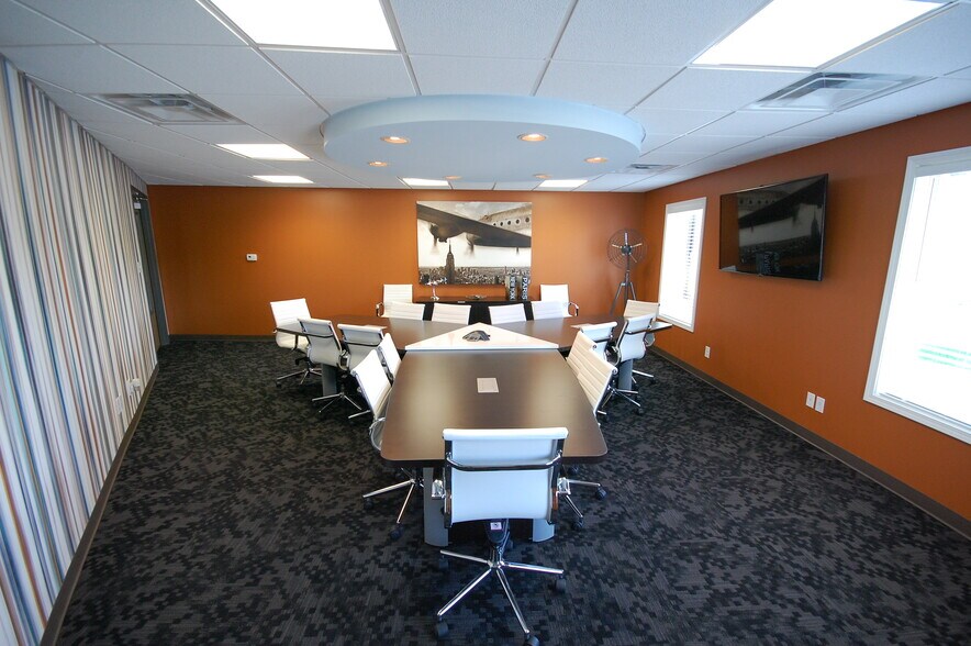 More Photos Of 5251 S East St, Indianapolis Office For Lease