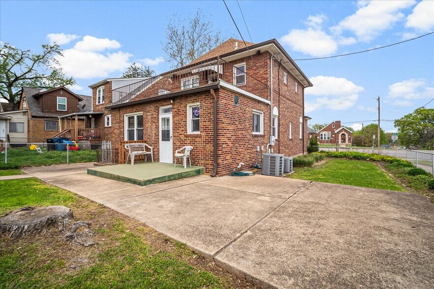 More Photos Of 8700 Gravois Rd, Saint Louis Storefront Retail Residential For Sale