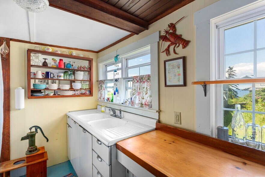 More Photos Of 5 Wharf Hill Rd, Monhegan Hospitality For Sale