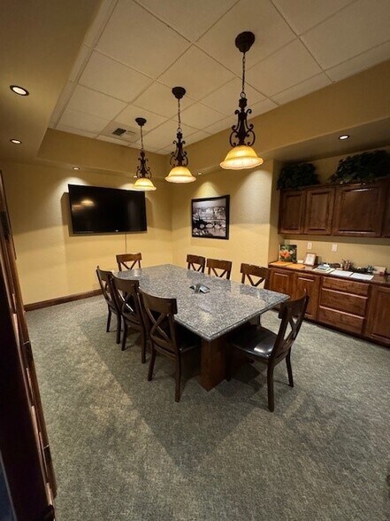 More Photos Of 303 E Caldwell Ave, Visalia Office For Sale