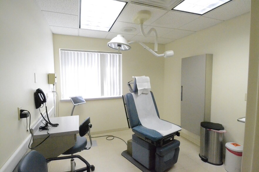 More Photos Of 400 Gidney Ave, Newburgh Medical For Sale