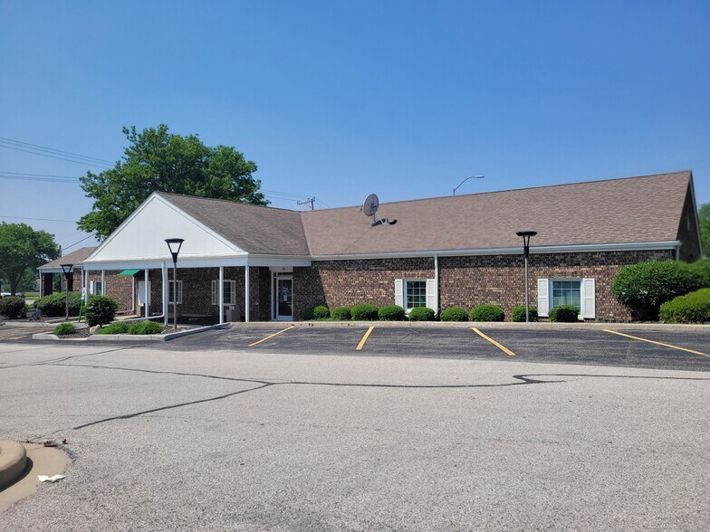 More Photos Of 100 E Sunset Dr, Waukesha Bank For Lease