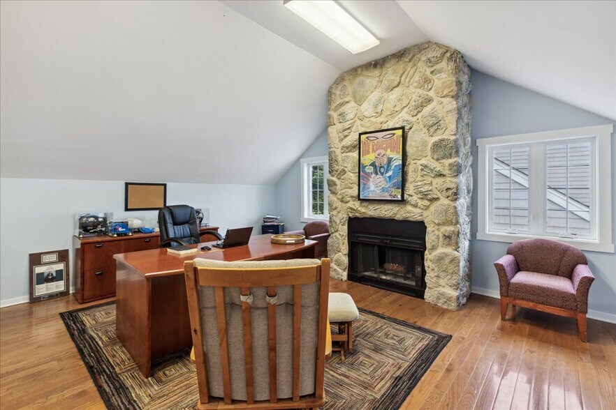 More Photos Of 10 Mystic Ln, Malvern Loft Creative Space For Sale