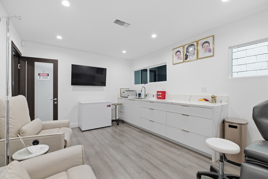 More Photos Of 2020 N Glenoaks Blvd, Burbank Medical For Sale