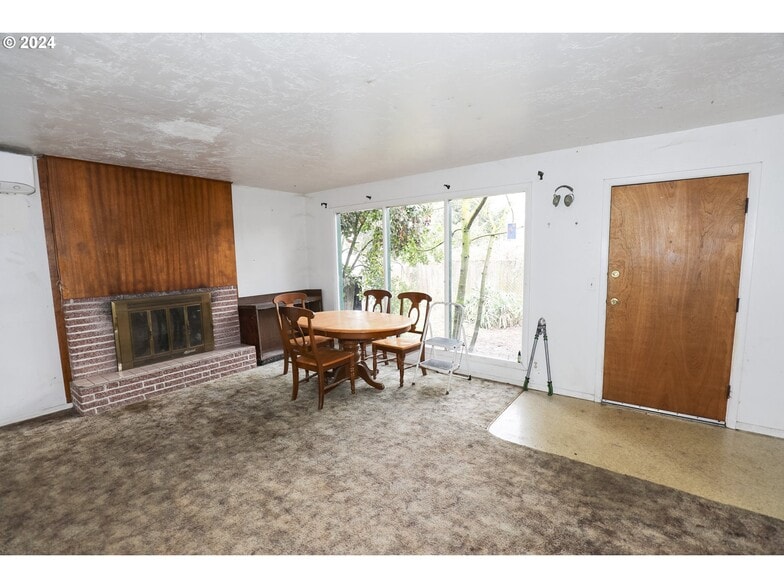 More Photos Of 501 NW Douglas Blvd, Winston General Retail For Sale